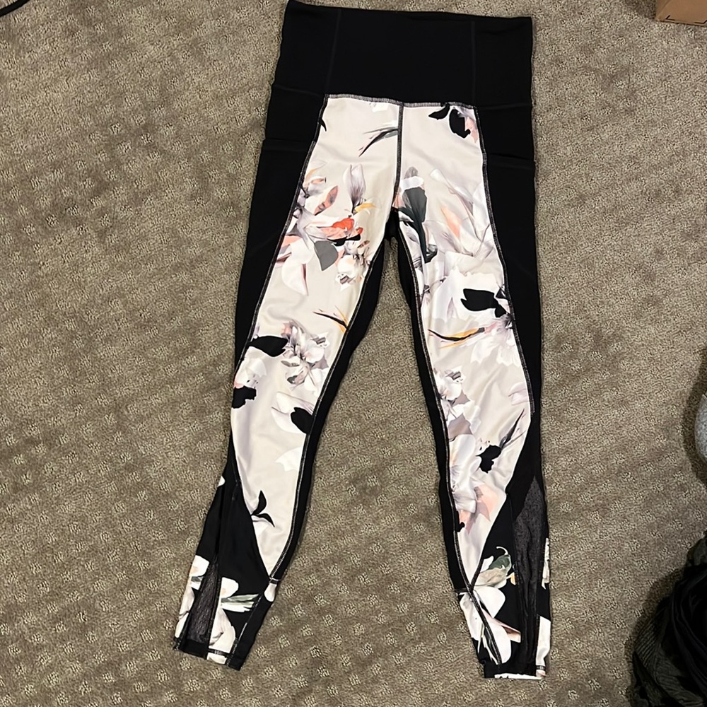Athleta size small women’s cropped yoga pants with pockets